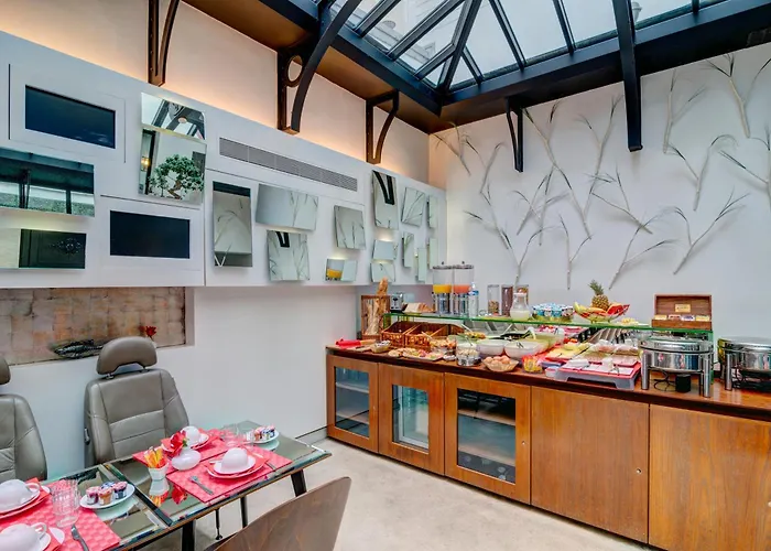 Joyce - Astotel Hotel Paris