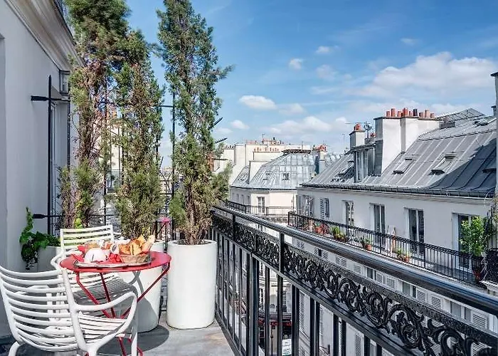 Joyce - Astotel Hotel Parigi