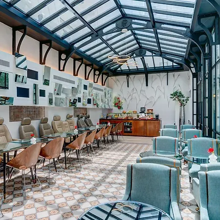 Joyce - Astotel Hotel Parigi