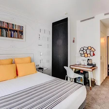 Joyce - Astotel Hotel Parijs